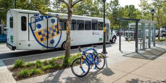 a view of bigelow boulevard showing a pitt shuttle and a bicycle